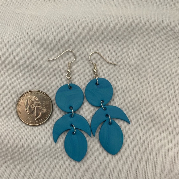 ABSTRACT CRESCENT MOON CLAY EARRINGS 🌙💙 - Picture 3 of 3